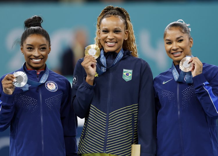 Paris (France), 05/08/2024.- (L-R) Silver medalist Simone Biles of USA, gold medalist Rebeca Andrade of Brazil, and bronze medalist Jordan Chiles of USA pose on the podium during the victory ceremony for the Women Floor Exercise final of the Artistic Gymnastics competitions in the Paris 2024 Olympic Games, at the Bercy Arena in Paris, France, 05 August 2024. (Brasil, Francia, Jordania) EFE/EPA/CAROLINE BREHMAN