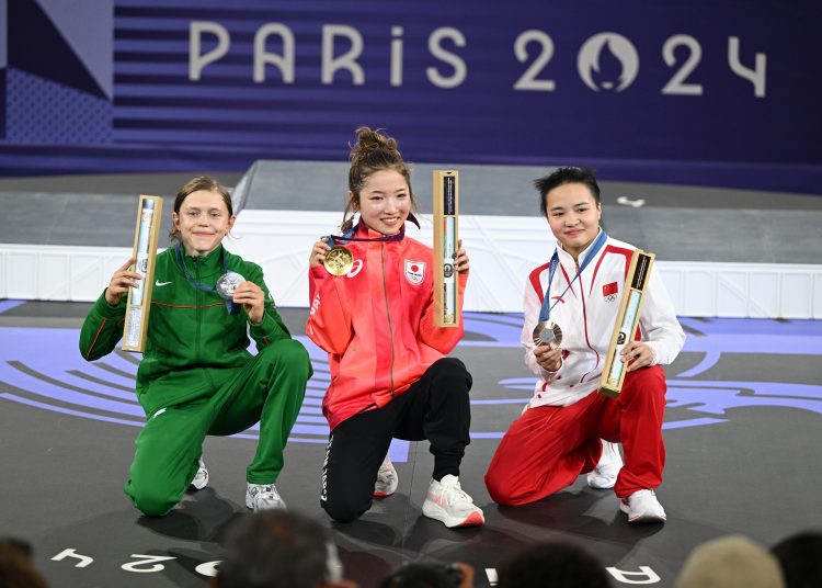 Paris (France), 09/08/2024.- (L-R) Silver medallist Nicka of Lithuania, gold medallist Ami of Japan, and bronze medallist 671 of China pose on the podium after the B-Girl finals at the Breaking competitions in the Paris 2024 Olympic Games, at the La Concorde in Paris, France, 09 August 2024. (Francia, Japón, Lituania, Concordia) EFE/EPA/CAROLINE BLUMBERG