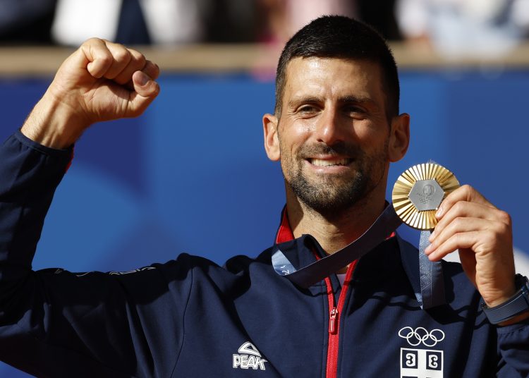 PARIS, 04/08/2024.- El tenista serbio Novak Djokovic posa con la medalla de oro en el podio tras la final individual masculina de tenis de los Juegos Olímpicos de París 2024 este domingo, en la capital gala. EFE/Juanjo Martín