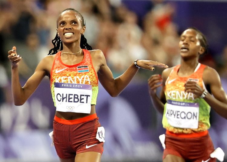 Saint-denis (France), 05/08/2024.- Beatrice Chebet of Kenay wins the Women 5000m final of the Athletics competitions in the Paris 2024 Olympic Games, at the Stade de France stadium in Saint Denis, France, 05 August 2024. (5000 metros, Francia) EFE/EPA/RONALD WITTEK