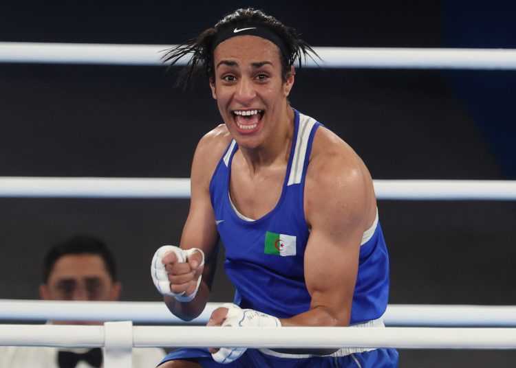 Paris (France), 06/08/2024.- Imane Khelif of Algeria celebrates winnig against Janjaem Suwannapheng of Thailand in their Women's 66kg semifinal of the Boxing competitions in the Paris 2024 Olympic Games, at Roland Garros in Paris, France, 06 August 2024. (Francia, Tailandia) EFE/EPA/MOHAMMED BADRA