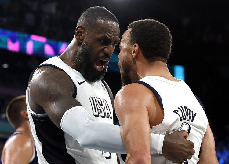 Paris (France), 08/08/2024.- Lebron James (L) and Stephen Curry of USA celebrate winning the Men's semi final match between USA and Serbia of the Basketball competitions in the Paris 2024 Olympic Games, at the South Paris Arena in Paris, France, 08 August 2024. (Baloncesto, Francia) EFE/EPA/YOAN VALAT
