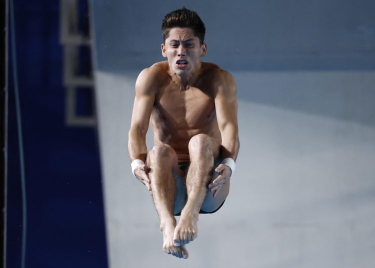 Saint-denis (France), 10/08/2024.- Randal Willars Valdez of Mexico in action during the Men's 10m platform final of the Diving competitions in the Paris 2024 Olympic Games, at the Paris Aquatics Centre in Saint Denis, France, 10 August 2024. (Francia) EFE/EPA/TOLGA AKMEN