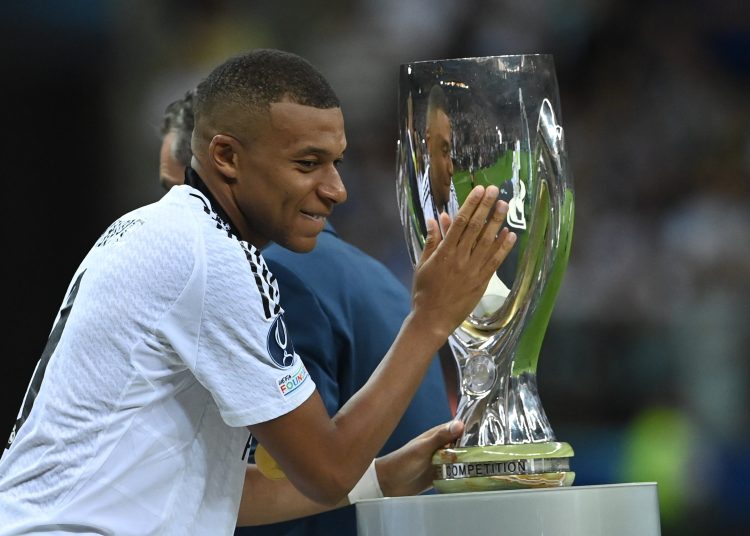 Warsaw (Poland), 14/08/2024.- Real Madrid's Kylian Mbappe taps the trophy after receiving his medal after winning the UEFA Super Cup soccer match between Real Madrid and Atalanta BC, in Warsaw, Poland, 14 August 2024. (Polonia, Varsovia) EFE/EPA/Piotr Nowak POLAND OUT