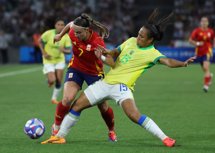 MARSELLA, 06/08/2024.- La jugadora de España Athenea el Castillo (i)  Thais Ferreira, de Brasil (D) durante la semifinal femenina de Fútbol, entre Brasil y España en el marco de los Juegos Olímpicos París 2024, este martes, en Marsella, Francia. EFE/Kiko Huesca