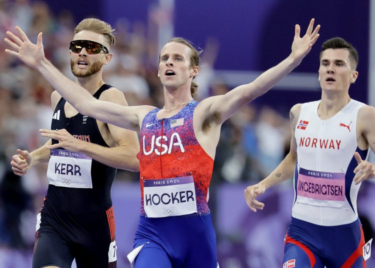 Saint-denis (France), 06/08/2024.- Cole Hocker of the USA wins the Men 1500m final of the Athletics competitions in the Paris 2024 Olympic Games, at the Stade de France stadium in Saint Denis, France, 06 August 2024. (1500 metros, 1500 metros, Francia) EFE/EPA/RONALD WITTEK