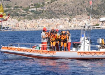 Hallan cinco cadáveres dentro del yate hundido en Sicilia, Italia