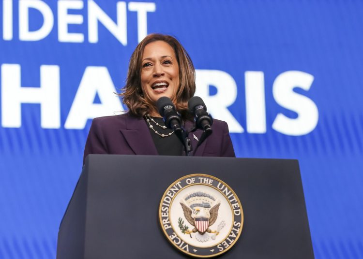 EA4041. BOGOTÁ (COLOMBIA), 31/07/2024.- Fotografía de archivo del 25 de julio de 2024 de la vicepresidenta Kamala Harris hablando durante una reunión de la Federación Americana de Docentes en Houston, Texas (EE. UU). La entrada de la vicepresidenta de Estados Unidos, Kamala Harris, en la carrera electoral después de que el presidente, Joe Biden, renunciara a presentarse a la reelección ha disparado las ganas de votar de los demócratas el próximo noviembre. EFE/ Leslie Plaza Johnson