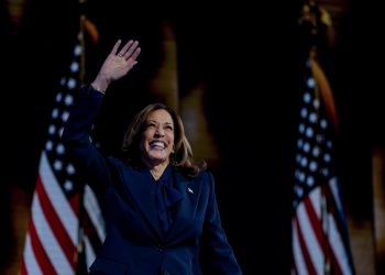 Kamala Harris hace historia, acepta la nominación Demócrata