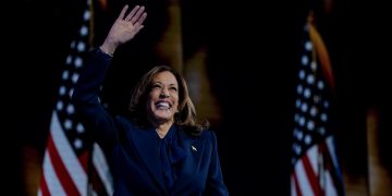 Kamala Harris hace historia, acepta la nominación Demócrata