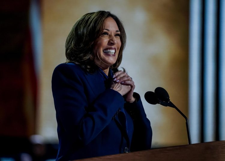 Chicago (United States), 22/08/2024.- Democratic presidential nominee and US Vice President Kamala Harris speaks during the final night of the Democratic National Convention (DNC) at the United Center in Chicago, Illinois, USA, 22 August, 2024. The 2024 Democratic National Convention is being held from 19 to 22 August 2024, during which delegates of the United States' Democratic Party will vote on the party's platform and ceremonially vote for the party's nominee for president, Vice President Kamala Harris, and for vice president, Governor Tim Walz of Minnesota, for the upcoming presidential election. (Estados Unidos) EFE/EPA/WILL OLIVER