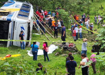 Puebla: Volcadura de autobús deja un muerto y 9 lesionados