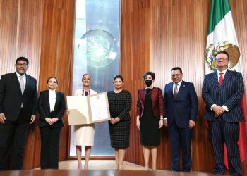Ofrece Claudia Sheinbaum no defraudar y defender hasta con la vida la patria