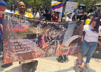 Venezolanos defienden triunfo de Edmundo González en CDMX