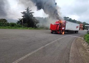 Prenden fuego a otro vehículo en Michoacán para exigir aparición de siete policías