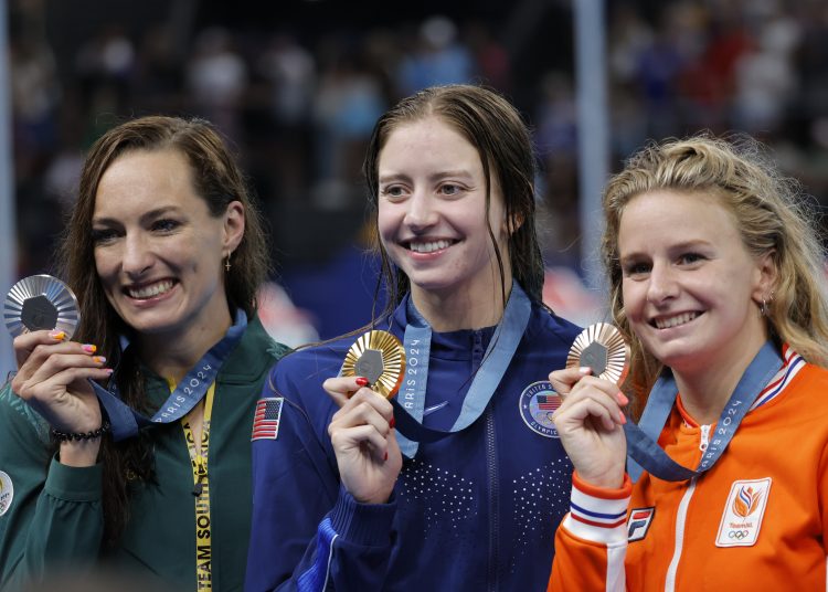 NANTERRE, 01/08/2024.- Las medallistas, la estadounidense Kate Douglass (c-oro), la sudafricana Tatjana Smith (i-plata) y la holandesa Tes Schouten (d-bronce), posan tras la final de 200m Braza femenino, en los Juegos Olímpicos París 2024, en el Paris La Defense Arena de Nanterre, Francia. EFE/ Lavandeira Jr