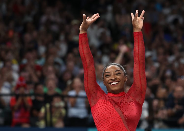 PARÍS, 03/08/2024.- La estadounidense Simone Biles compite en la final femenina de salto de potro durante los Juegos Olímpicos de París 2024 , en el Bercy Arena de la capital francesa. EFE/ Sashenka Gutierrez