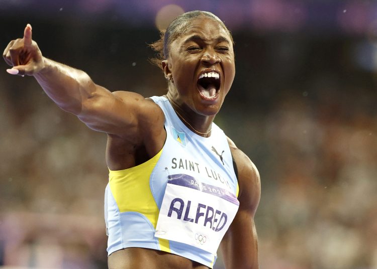 Saint-denis (France), 03/08/2024.- Julien Alfred of Saint Lucia celebrates winning the Women 100m final of the Athletics competitions in the Paris 2024 Olympic Games, at the Stade de France stadium in Saint Denis, France, 03 August 2024. (100 metros, Francia, Santa Lucía) EFE/EPA/FRANCK ROBICHON