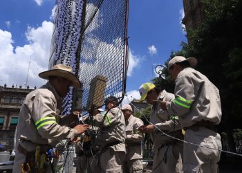 Inicia instalación de alumbrado en el Zócalo para celebraciones de fiestas patrias