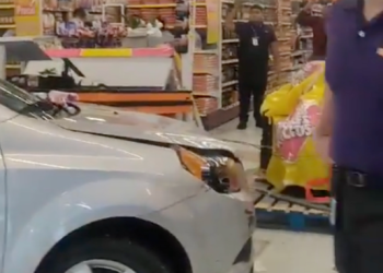 Mujer de 91 años se mete con todo y auto a tienda de autoservicio