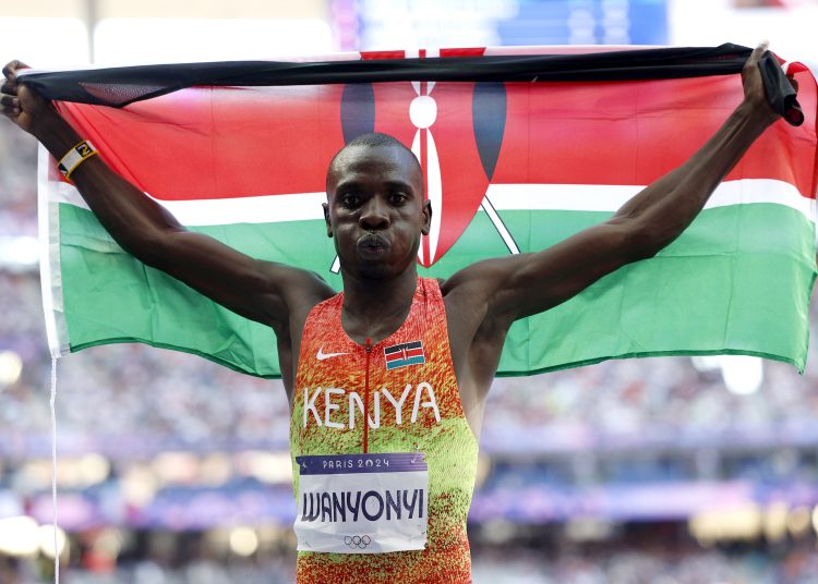Saint-denis (France), 10/08/2024.- Emmanuel Wanyonyi of Kenya celebrates after winning the Men 800 final of the Athletics competitions in the Paris 2024 Olympic Games, at the Stade de France stadium in Saint Denis, France, 10 August 2024. (Francia, Kenia) EFE/EPA/FRANCK ROBICHON