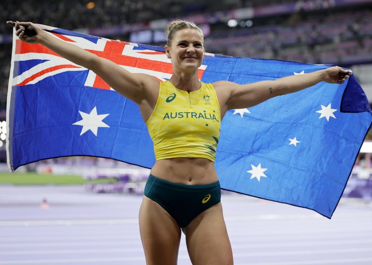 Saint-denis (France), 07/08/2024.- Nina Kennedy of Australia celebrates after winning the Women Pole Vault final of the Athletics competitions in the Paris 2024 Olympic Games, at the Stade de France stadium in Saint Denis, France, 07 August 2024. (Salto con pértiga, Francia) EFE/EPA/RONALD WITTEK