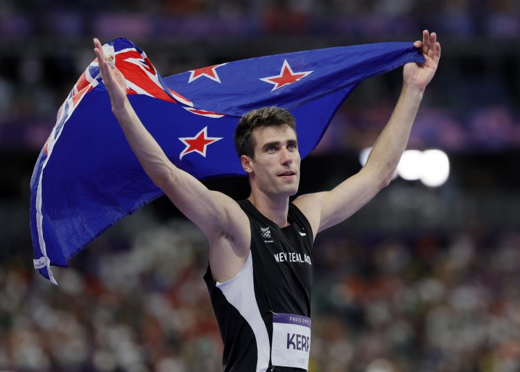 Saint-denis (France), 10/08/2024.- Hamish Kerr of New Zealand poses after winning in the Men High Jump Final of the Athletics competitions in the Paris 2024 Olympic Games, at the Stade de France stadium in Saint Denis, France, 10 August 2024. (Salto de altura, Francia, Nueva Zelanda) EFE/EPA/RONALD WITTEK