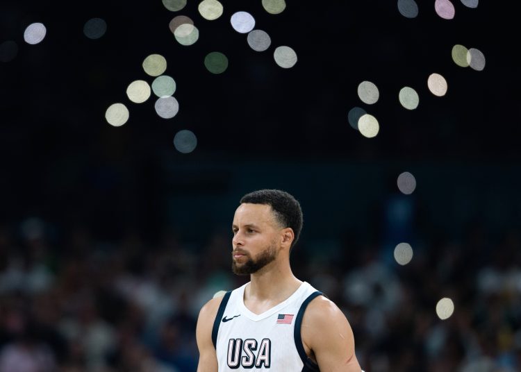 Villeneuve D'asq (France), 31/07/2024.- Stephen Curry of USA looks on during the Men'Äôs Group C match between USA and South Sudan in the Paris 2024 Olympic Games, at the Pierre Mauroy Stadium in Villeneuve-d'Ascq, France, 31 July 2024. (Baloncesto, Francia) EFE/EPA/ALEX PLAVEVSKI