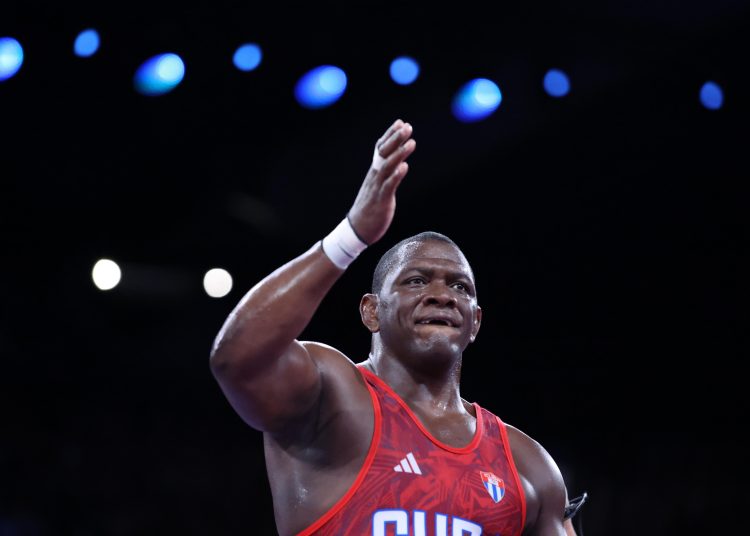 Paris (France), 05/08/2024.- Mijain Lopez Nunez of Cuba (red) celebrates winning against Sabah Saleh Shariati of Azerbaijan (unseen) during their men's Greco-Roman 130kg semi finals bout of the Wrestling competitions in the Paris 2024 Olympic Games, at the Champs-de-Mars Arena in Paris, France, 05 August 2024. (Azerbaiyán, Francia) EFE/EPA/YAHYA ARHAB