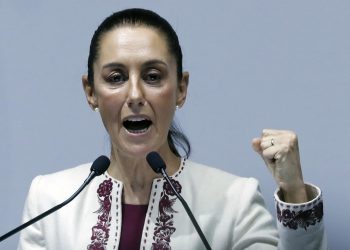 Sheinbaum reconoce lucha de mujeres en el Teatro Metropólitan