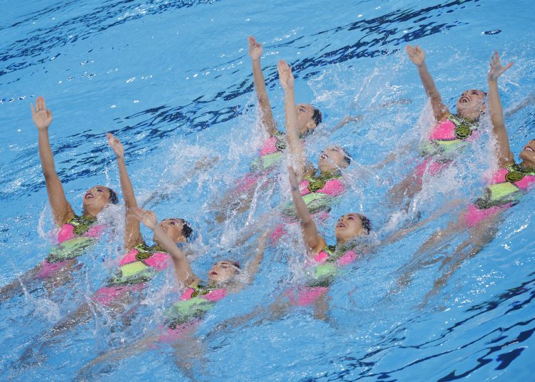 SAINT-DENIS (FRANCIA), 07/08/2024.- El equipo de México compite en la prueba de Rutina Acrobática por equipos femeninos de Natación Artística, en el marco de los Juegos Olímpicos París 2024, este miércoles, en el Centro Acuático de Saint-Denis. EFE/ Lavandeira Jr