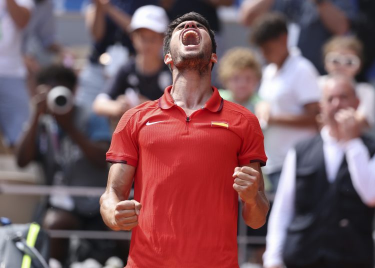FOTODELDIA PARIS, 01/08/2024.- El español Carlos Alcaraz tras imponerse al estadounidense Tommy Paul durante los cuartos de final celebrados en el marco de los Juegos Olímpicos París 2024, este jueves, en la capital francesa. EFE/ Juanjo Martín