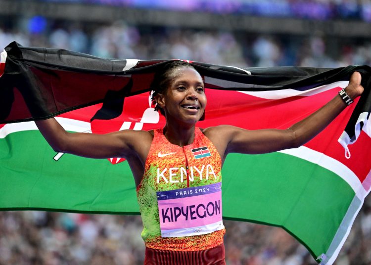 Saint-denis (France), 10/08/2024.- Faith Kipyegon of Kenya celebrates winning the Women 1500m Final of the Athletics competitions in the Paris 2024 Olympic Games, at the Stade de France stadium in Saint Denis, France, 10 August 2024. (1500 metros, 1500 metros, Francia, Kenia) EFE/EPA/CHRISTIAN BRUNA
