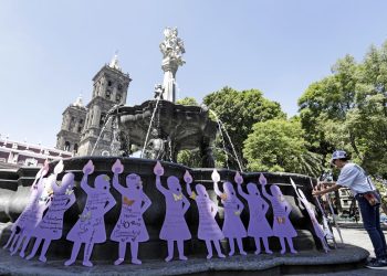 Padres buscadores recuerdan a sus desaparecidos con siluetas de madera 