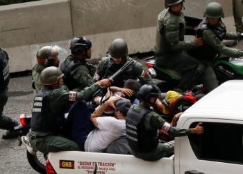 Detienen en Venezuela a dos hombres con armas provenientes presuntamente de EU