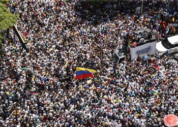 Machado reaparece entre el clamor de miles de personas en Caracas