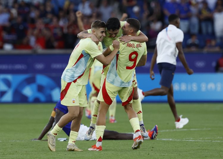 PARIS, 09/08/2024.- Los jugadores españoles celebran la medalla de oro conseguida tras vencer a Francia al finalizar la prórroga del partido por la medalla de oro de los Juegos Olímpicos de París 2024 que Francia y España han disutado este viernes en el Parc des Princes, de Paris . EFE/ JUANJO MARTIN