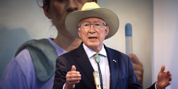 Ken Salazar responde a Sheinbaum y niega que EU participara en la operación contra "El Mayo"