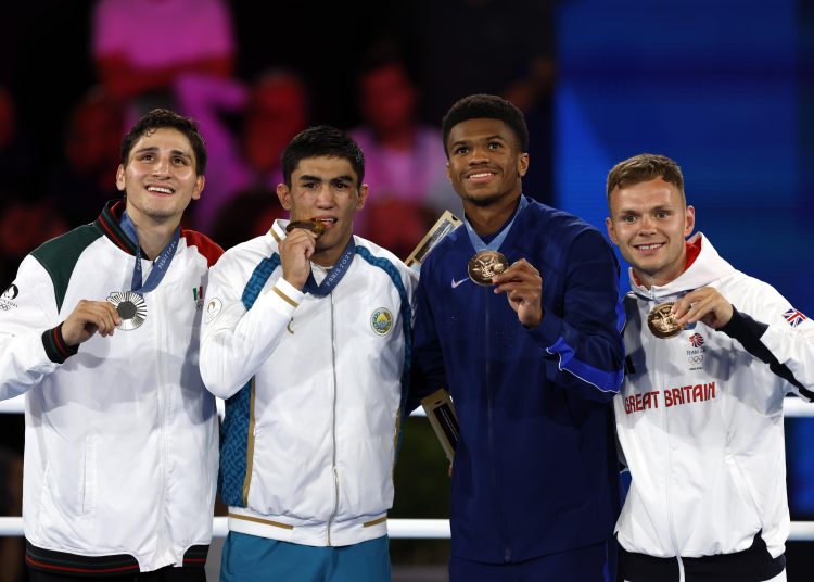 Paris (France), 09/08/2024.- (L-R) Silver medal winner Marco Alonso Verde Alvarez of Mexico, gold medal winner Asadkhuja Muydinkhujaev of Uzbekistan, and bronze medal winners Omari Jones of the USA and Lewis Richardson of Great Britain pose on the podium of the Men's 71kg category of the Boxing competitions in the Paris 2024 Olympic Games, at Roland Garros in Paris, France, 09 August 2024. (Francia, Gran Bretaña, Reino Unido) EFE/EPA/MAST IRHAM