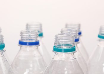 Reducir el consumo de bebidas en plástico disminuye la presión arterial, asegura estudio