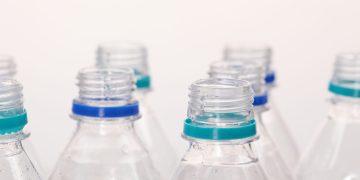 Reducir el consumo de bebidas en plástico disminuye la presión arterial, asegura estudio