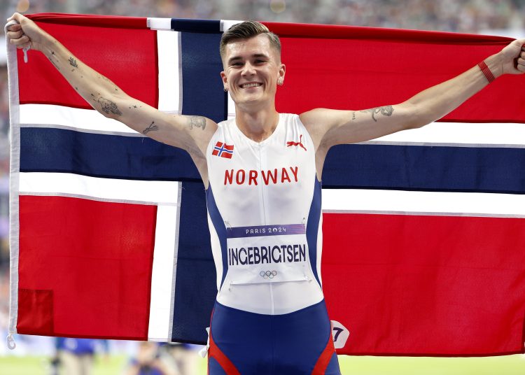 Saint-denis (France), 10/08/2024.- Jakob Ingebrigtsen of Norway celebrates after winning the Men 5000m Final of the Athletics competitions in the Paris 2024 Olympic Games, at the Stade de France stadium in Saint Denis, France, 10 August 2024. (5000 metros, Francia, Noruega) EFE/EPA/FRANCK ROBICHON