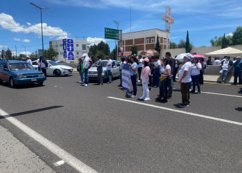 Bloquean carretera en Tlaxcala trabajadores del Poder Judicial