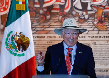 Ken Salazar visita Tlaxcala para sostener reuniones de trabajo