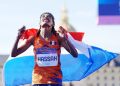 Con cierre de locura, Sifan Hassan conquista el maratón de París