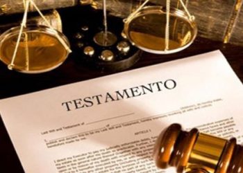 Notaría pública en México con personas tramitando su testamento