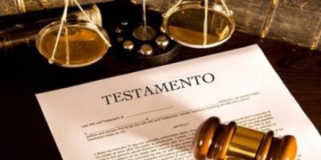 Notaría pública en México con personas tramitando su testamento