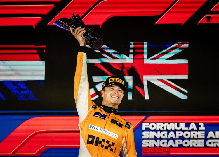 Singapore (Singapore), 22/09/2024.- British driver Lando Norris of McLaren F1 Team celebrates on the podium after winning the Singapore Formula One Grand Prix at the Marina Bay Street Circuit, Singapore, 22 September 2024. (Fórmula Uno, Singapur, Singapur) EFE/EPA/TOM WHITE