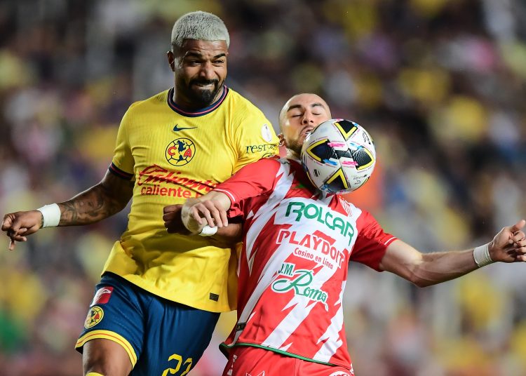 Rodrigo Aguirre (L) of America fights for the ball with Alejandro Manuel Mayorga (R) of Necaxa  during the 9th round match between Necaxa and America as part of the Liga BBVA MX, Torneo Apertura 2024 at Victoria Stadium on September 21, 2024 in Aguascalientes, Mexico.