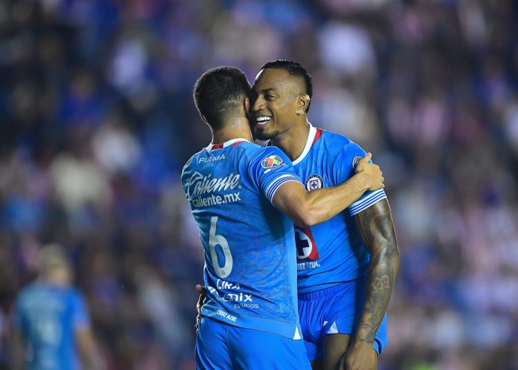 Erik Lira and Willer Ditta of Cruz Azul during the 9th round match between Cruz Azul and Guadalajara as part of the Liga BBVA MX, Torneo Apertura 2024 at Ciudad de los Deportes Stadium on September 21, 2024 in Mexico City, Mexico.